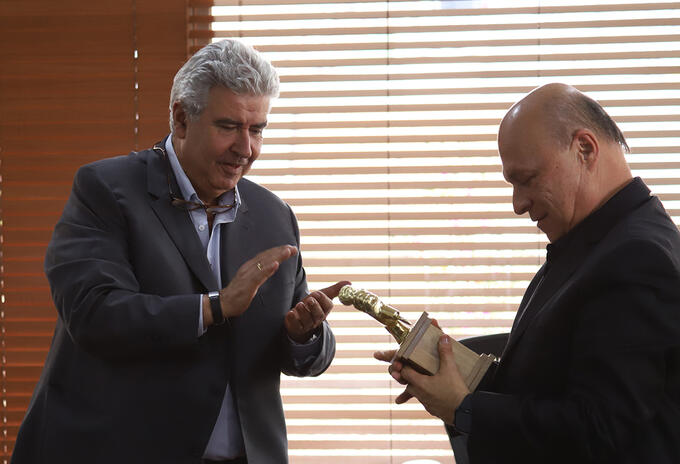 Carlos Antonio Vélez recibiendo el Micrófono de Oro por parte de RCN Radio