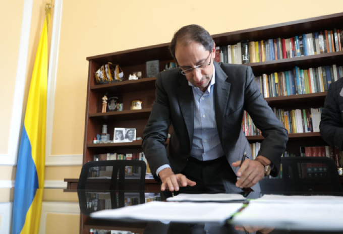 Ministro de Hacienda, José Manuel Restrepo, radicando proyecto de Ley