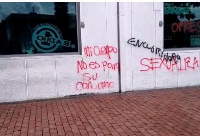 Con pintura afectaron ventanales de las emisoras, La Mega, Radio fantástica. Radio Uno, Radio El Sol