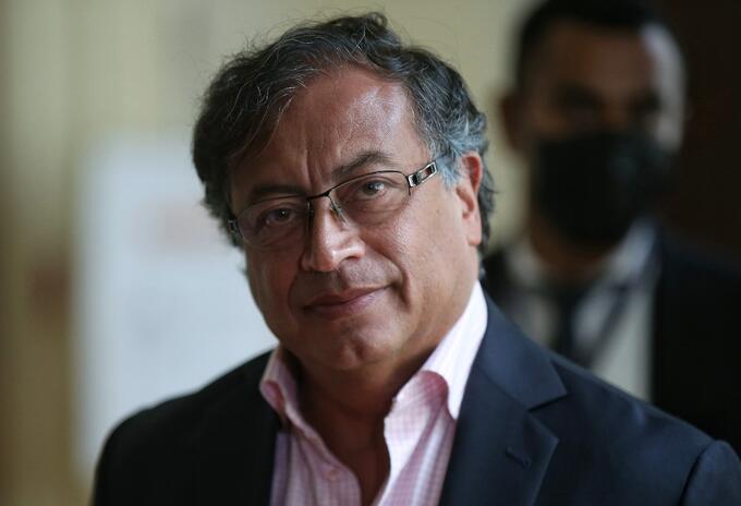 Gustavo Petro se pronuncia sobre el episodio del general Zapateiro | RCN  Radio