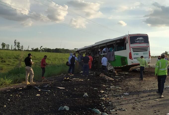 El hecho ocurrió la tarde del domingo 8 de mayo cuando el bus se estrelló contra la tractomula que estaba estacionada en la vía.