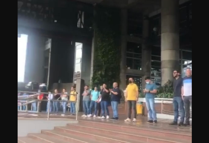 Abucheos a las afueras de EPM contra el alcalde encargado de Medellín.