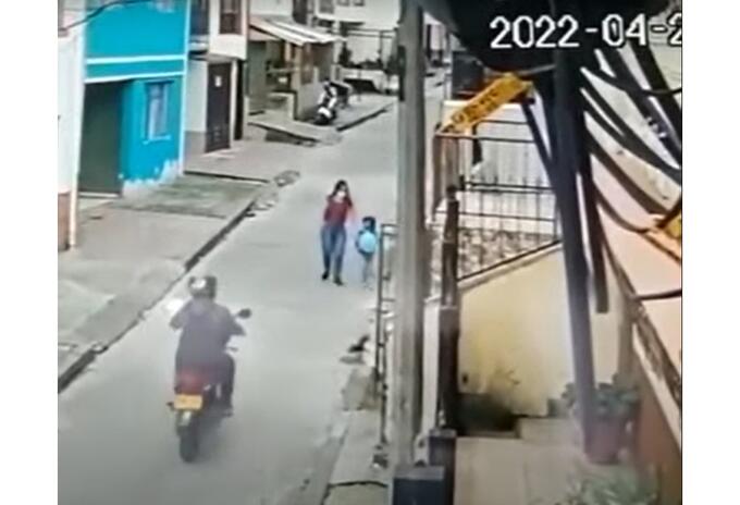 Mujer acosada por motociclista en Manizales