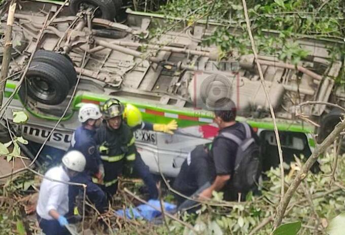 Bus de CoonstransHuila cayó a un abismo en la ruta Neiva – Florencia