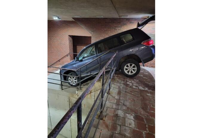 Carro queda atascado en escalera