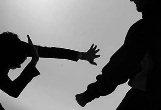 En forcejeo con el hijo de la víctima, el presunto agresor fue lesionado.