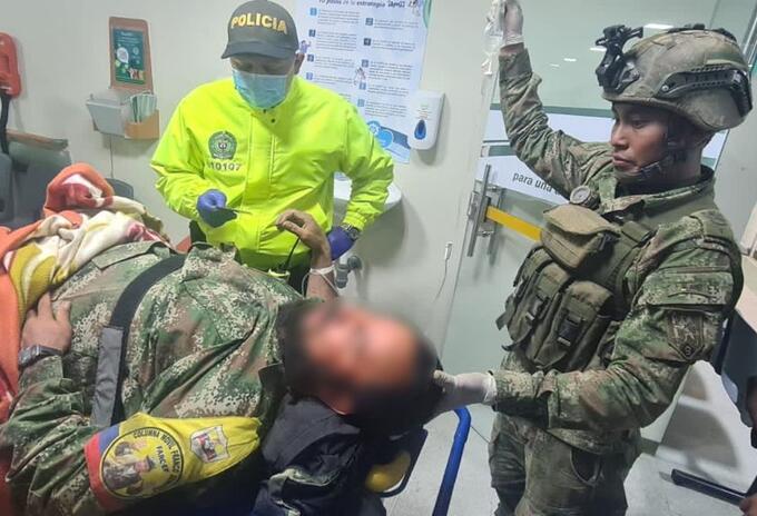 Momento e el que El Paisa es atendido por los enfermeros de combate