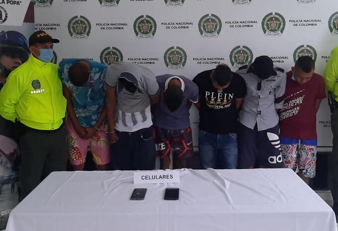 Según las autoridades, el grupo presuntamente se dedicaba al comercio de drogas en colegios.