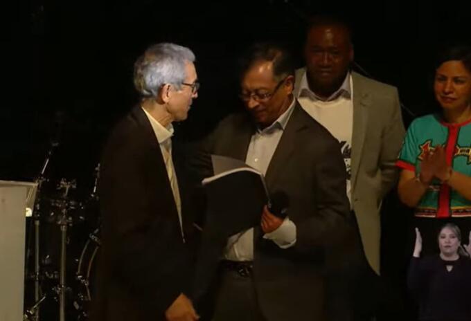 Gustavo Petro recibe recomendaciones del informe final | Comisión de la Verdad