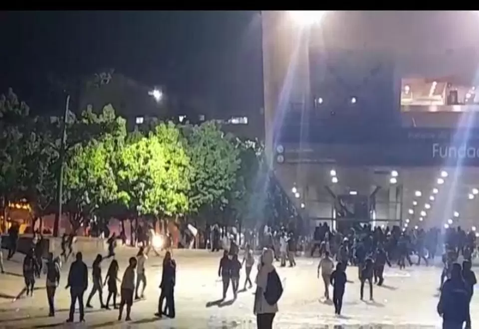 Disturbios en el Parque de los Deseos en Medellín.