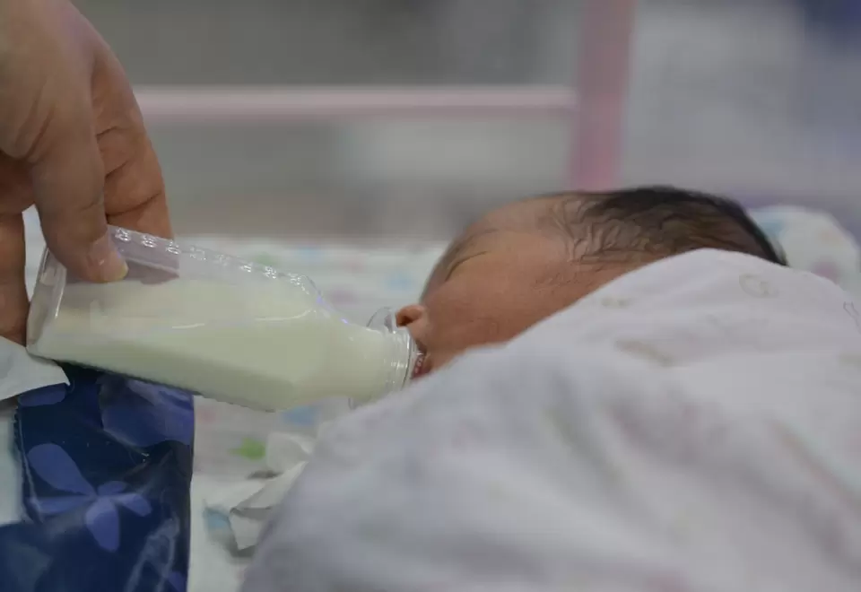 Bebé es salvado por su mamá en China de morir