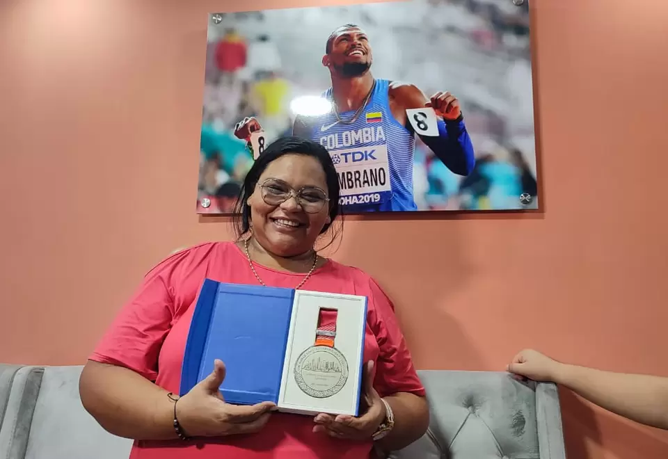 Miladys Zambrano en la sala de su casa. 