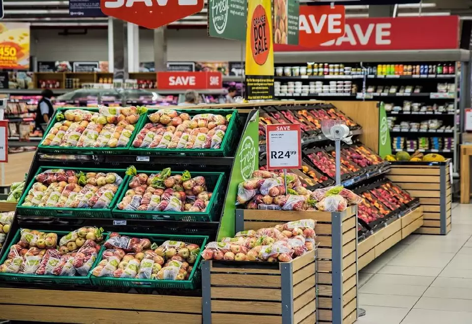 defecó en un refrigerador de un supermercado y una mujer se llevó la peor parte
