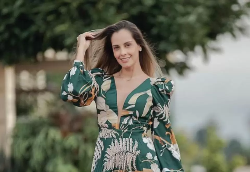 Laura Acuña en diminuto bikini cerca los 40 años