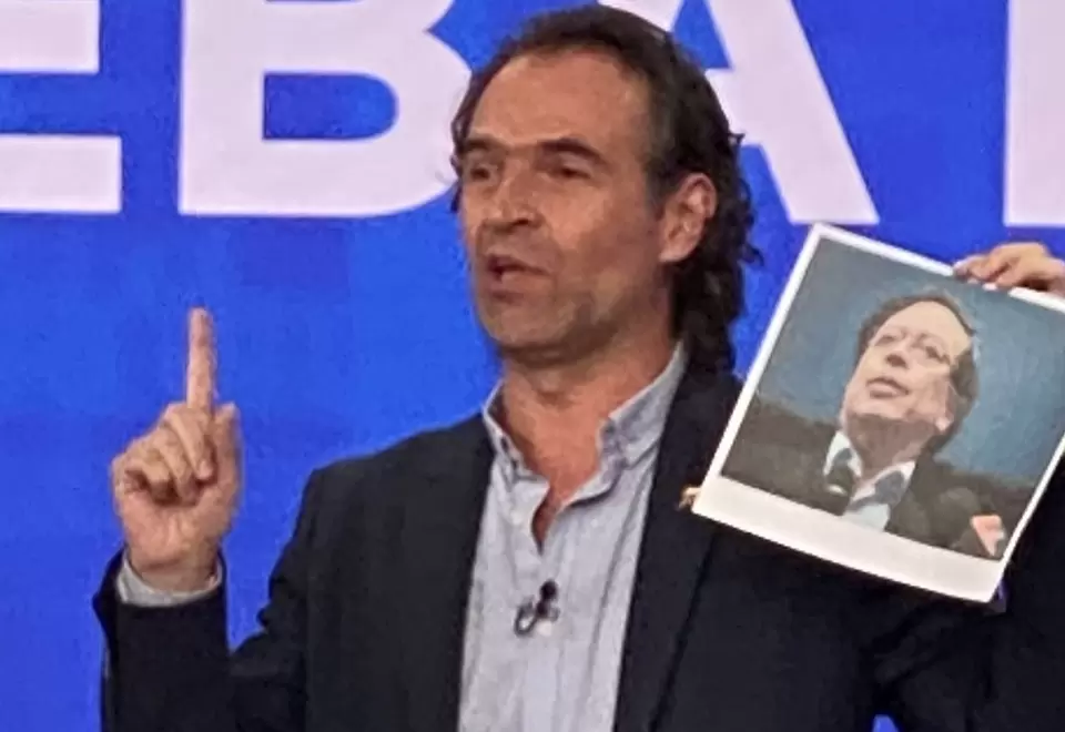 Fico Gutiérrez con foto de Petro