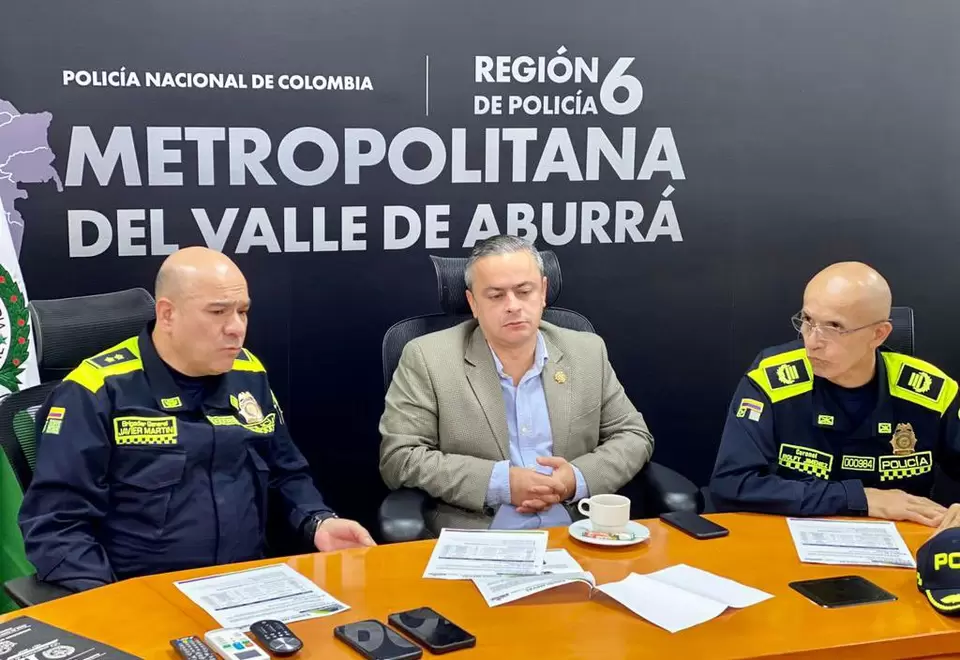 Alcalde (e.) de Medellín, Juan Camilo Restrepo, instalando votaciones.