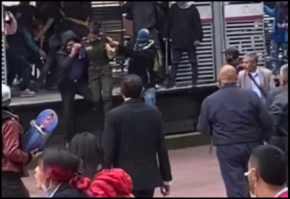 Agresión a patrullera de Policía Agresión a patrullera de Policía