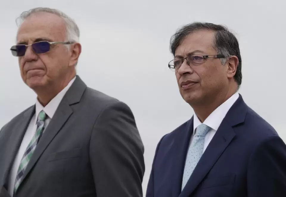 Presidente Gustavo Petro (der.) y ministro de Defensa, Iván Velásquez.