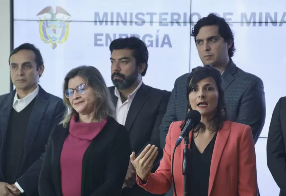 Ministra de Minas, Irene Vélez (der), explica informe sobre recursos y reservas.