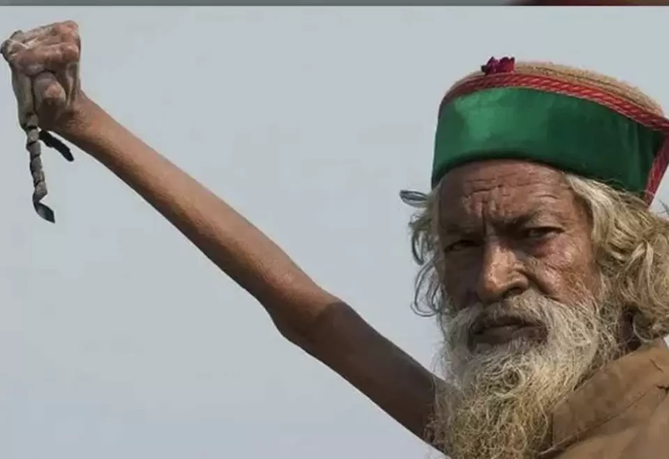 El hombre que lleva 50 años con un brazo en alto, ¿Por qué?