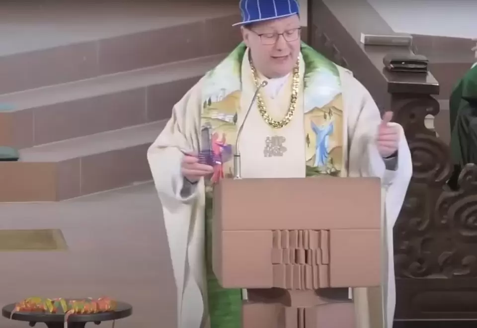 Sacerdote se vistió como sacerdote para dar una misa