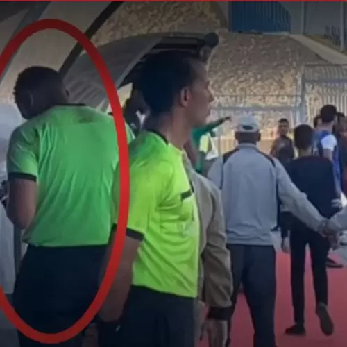 Árbitro usó su celular como VAR
