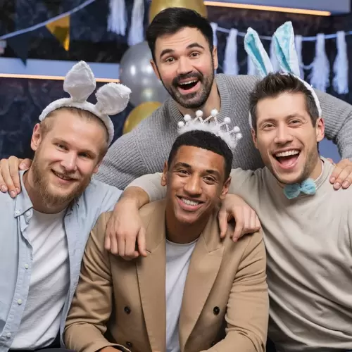 Grupo de amigos en una fiesta de despedida de soltero