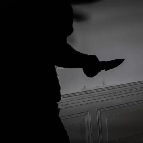 Pareja apuñala en puerta de juzgados a joven que mató a su hijo