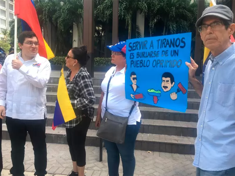 Venezolanos en Miami protestando por la cena de Nicolás Maduro en Turquía