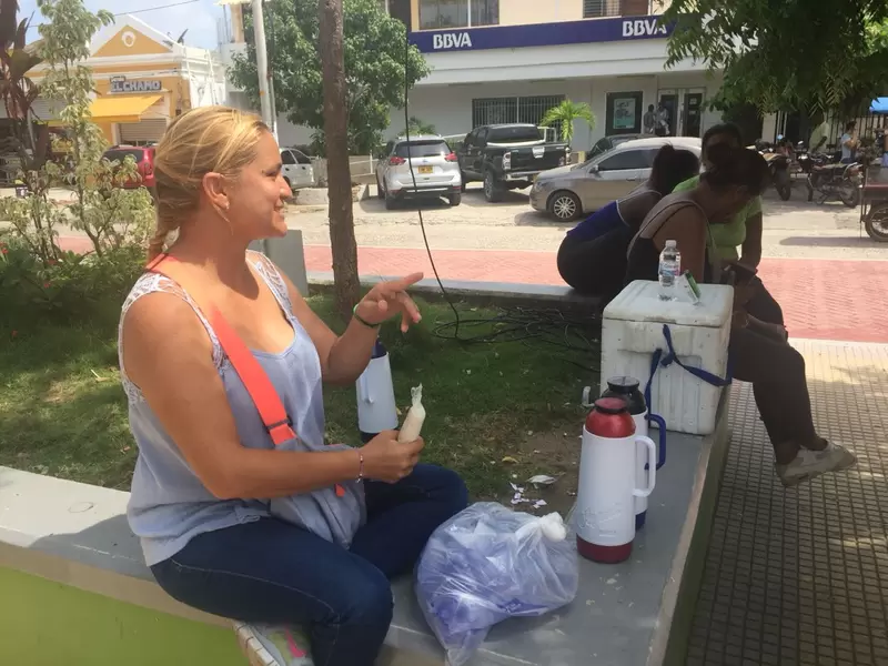 Profesionales recurren a trabajos informales para poder enviar dinero a sus familiares en Venezuela.