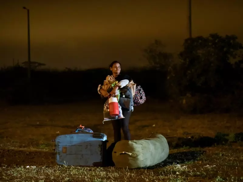 Una migrante venezolana junto a su hijo, vía Panamericana.