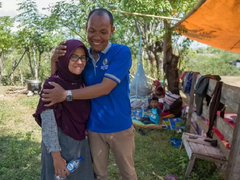 pareja separada por el tsunami en Indonesia