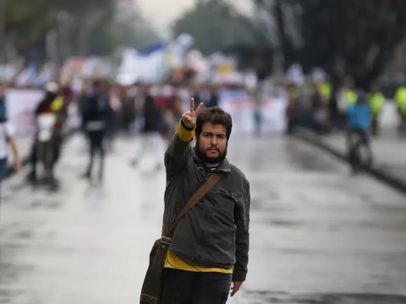 Cientos de estudiantes, directivos e incluso padres de familia se tomaron las calles de Bogotá para exigir recursos para las universidades públicas.