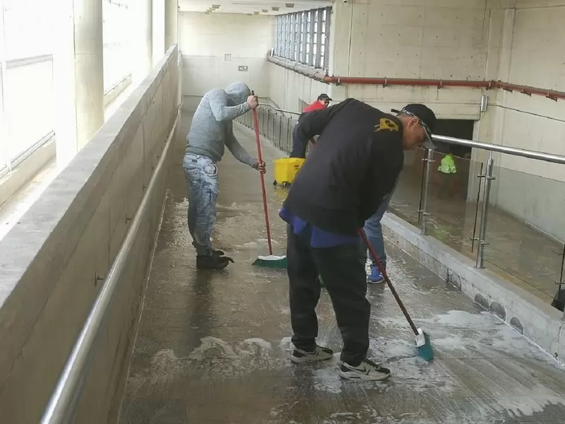 colados de Transmilenio Así ponen a limpiar a los colados de Transmilenio
