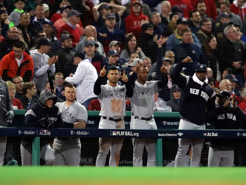 El banco de los New York Yankees celebra un sencillo de Aaron Judge # 99 (no se muestra) en la séptima entrada