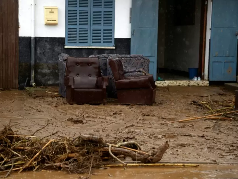 Muebles y ramas en una calle cubierta por lodo en Sant Llorenç de Cardassar, en la isla española de Mallorca.
