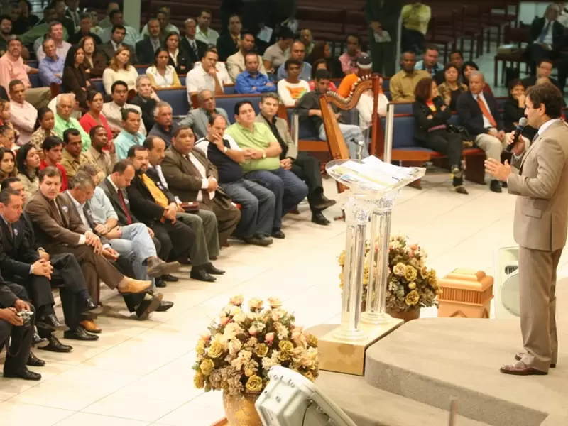 Iglesia evangélica Suramericana en culto