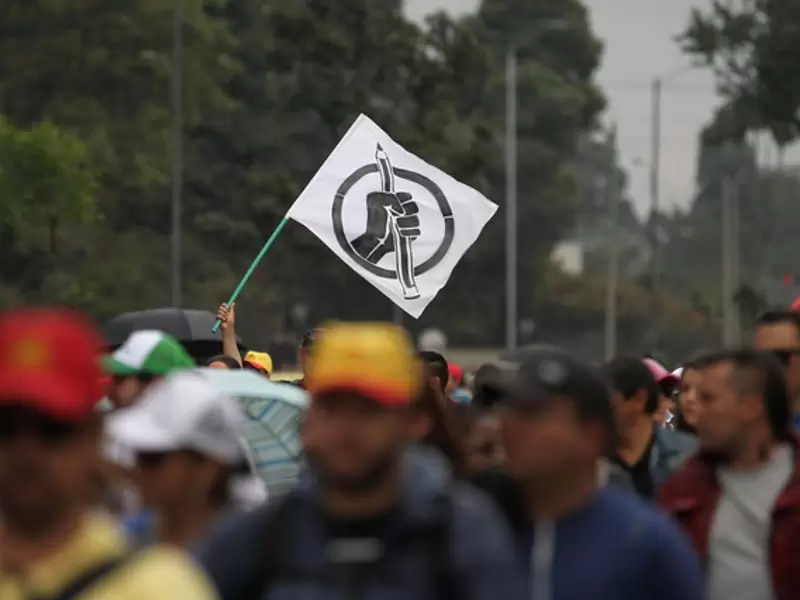 El uribismo está preparando una reforma que en términos prácticos, prohibiría los paros de maestros en Colombia. Son cinco los profesores que van a iniciar la jornada de ayuno indefinido.