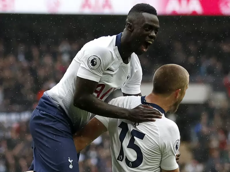 Dávinson Sánchez fue titular con Tottenham frente a Cardiff City.