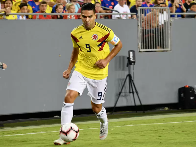 Falcao García controla el balón antes de anotar su gol ante Estados Unidos