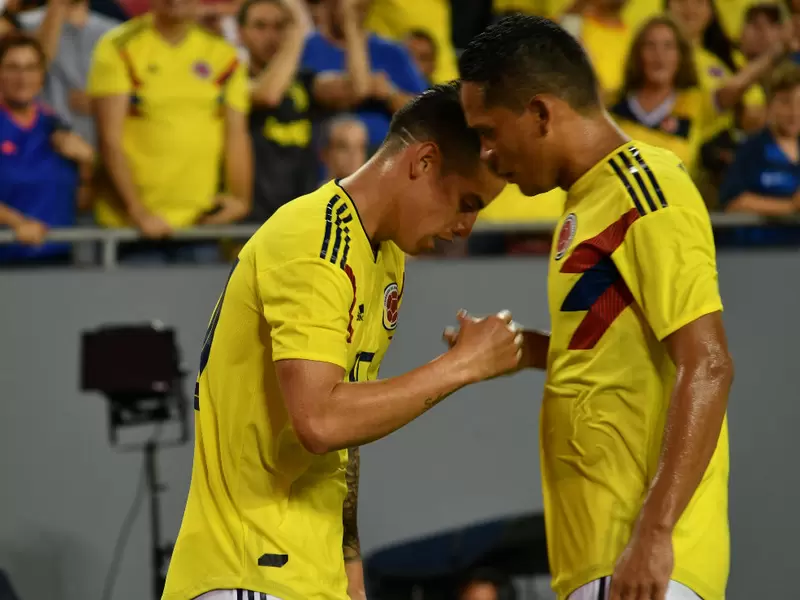 James Rodríguez celebra con Carlos Bacca su gol ante Estados Unidos