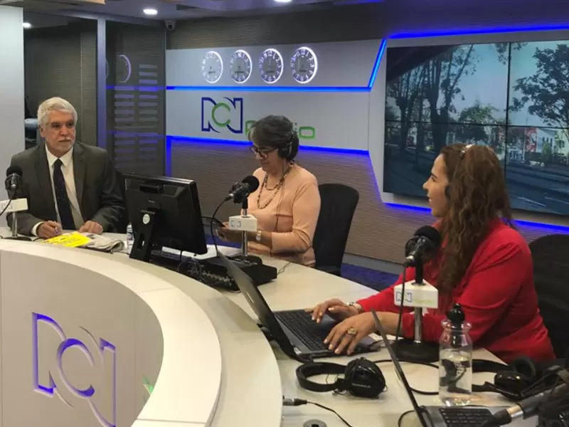 Enrique Peñalosa en la cabina de RCN Radio Enrique Peñalosa en la cabina de RCN Radio