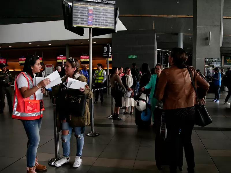 Pasajeros de Avianca en el aeropuerto El Dorado, en Bogotá