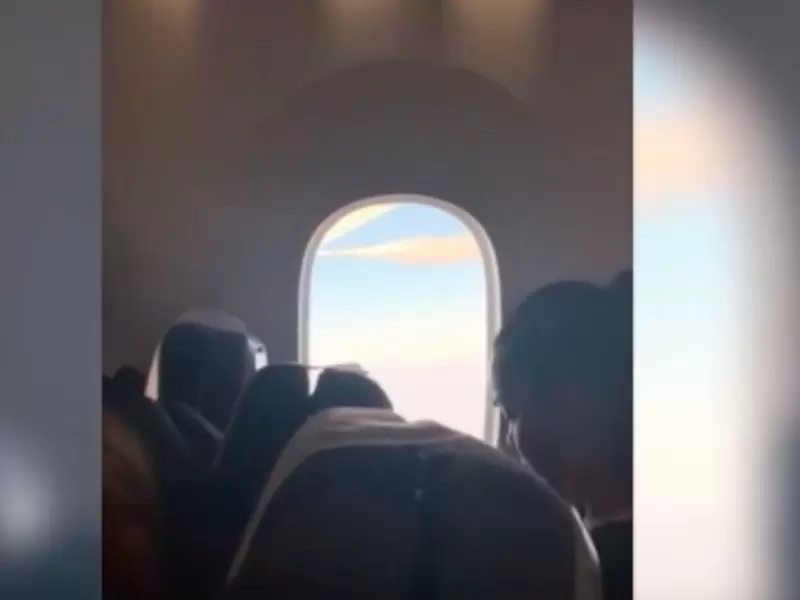 Avión bota combustible en el aire