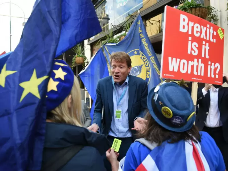 Activistas anti-Brexit protestando
