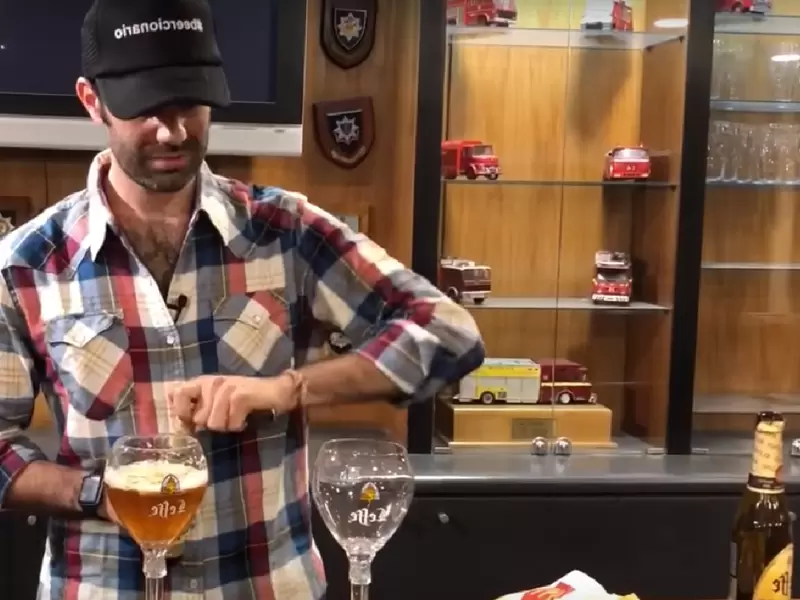 Catador explica cómo servir adecuadamente una cerveza