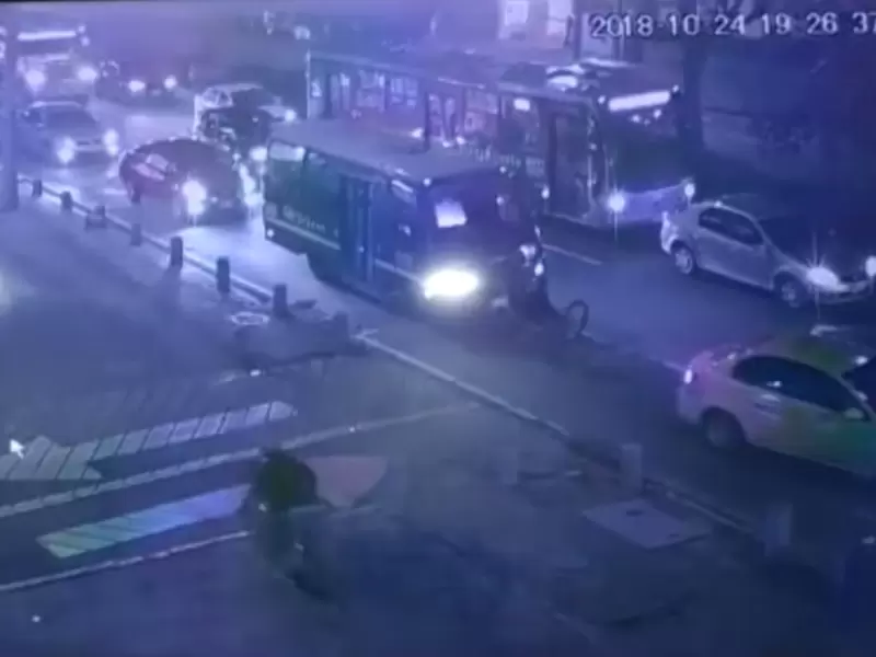 Ciclista finje ser accidente con bus del SITP