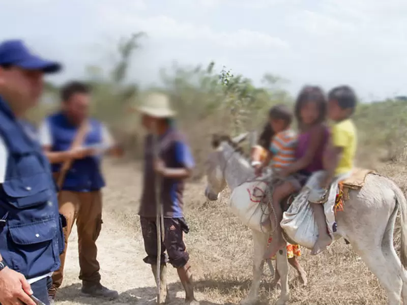 Funcionarios atienden a la comunidad vulnerable