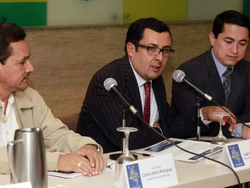 En el centro, Juan Carlos Granados, excontralor de Bogotá.