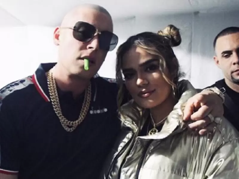 Karol G se molesta con reguetonero Cosculluela por una fotografía | RCN  Radio